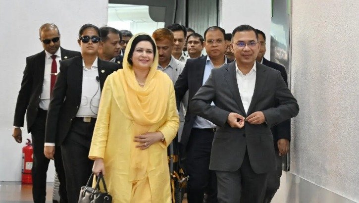 বিমানবন্দরে সস্ত্রীক প্রধানমন্ত্রী তারেক রহমান। ছবি: সংগৃহীত